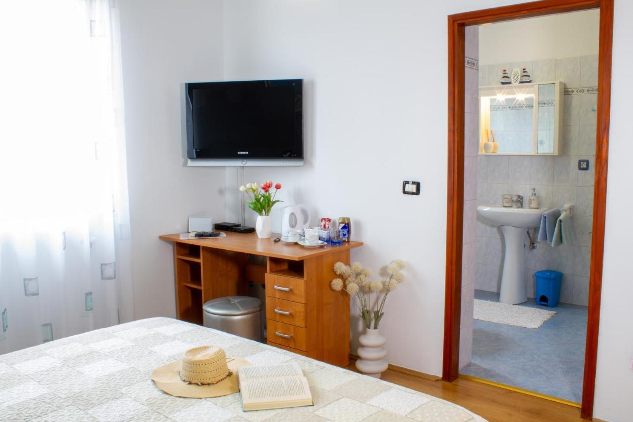 Adry With Balcony, Free Parking & Bikes 4*